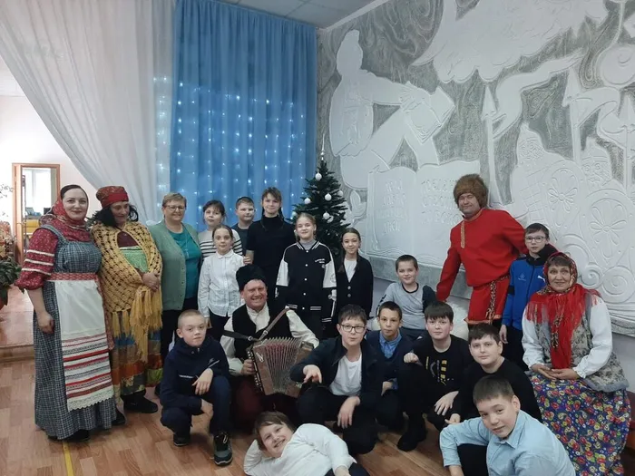 КОЛЯДА, КОЛЯДА, ОТВОРЯЙ ВОРОТА...