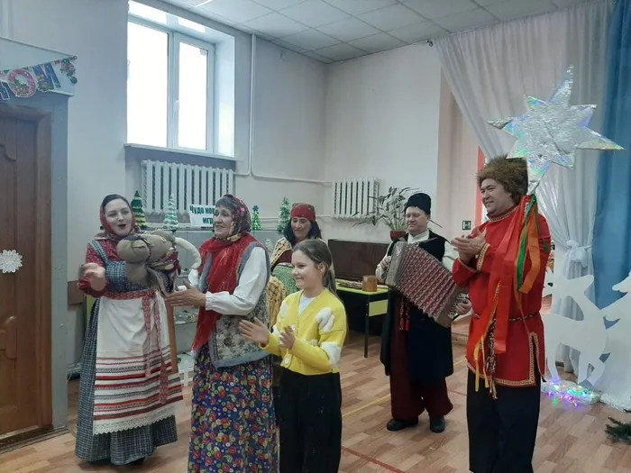 КОЛЯДА, КОЛЯДА, ОТВОРЯЙ ВОРОТА...