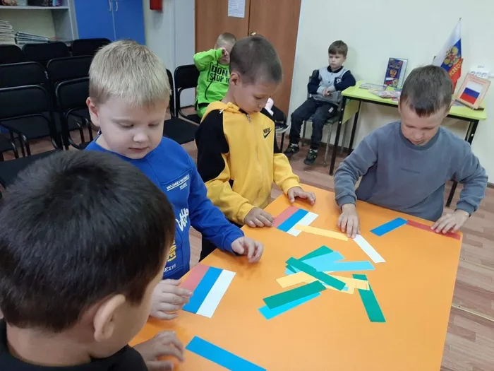 Театрализованная беседа-игра «Белый, синий, красный».