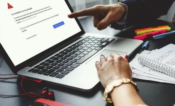 КАК РАСПОЗНАТЬ МОШЕННИКОВ И ФЕЙКИ НА СЕРВИСАХ ЗНАКОМСТВ